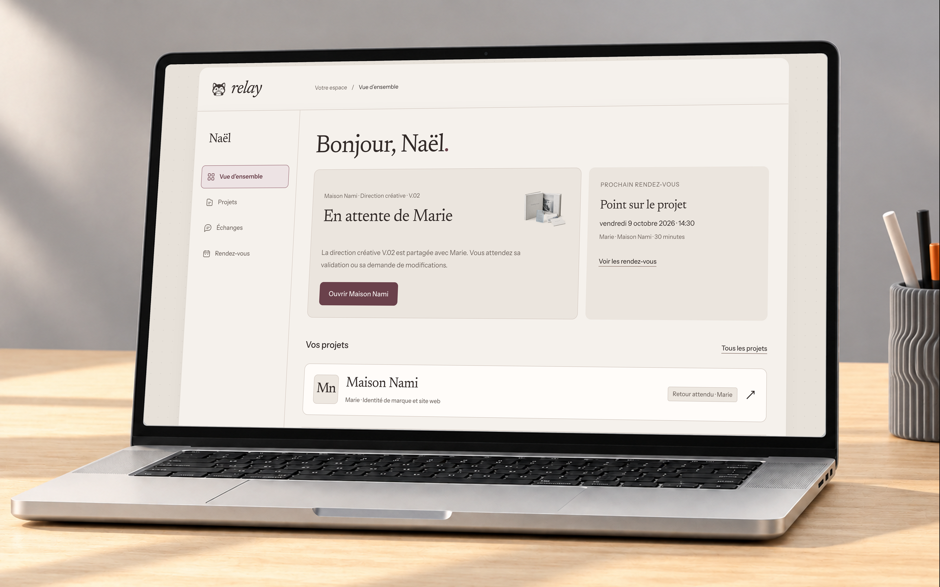 Relay : interface de suivi de projets présentée sur un ordinateur portable